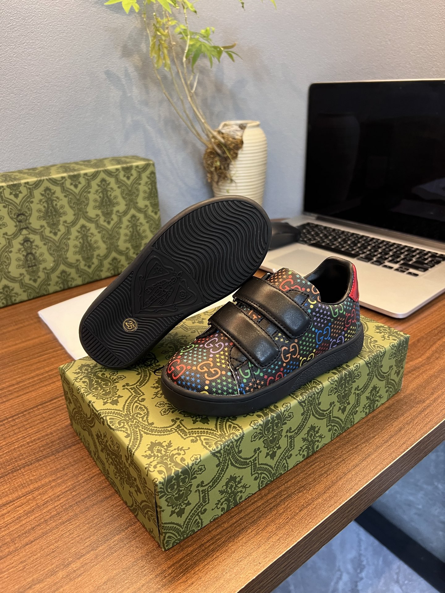 Children's shoes child